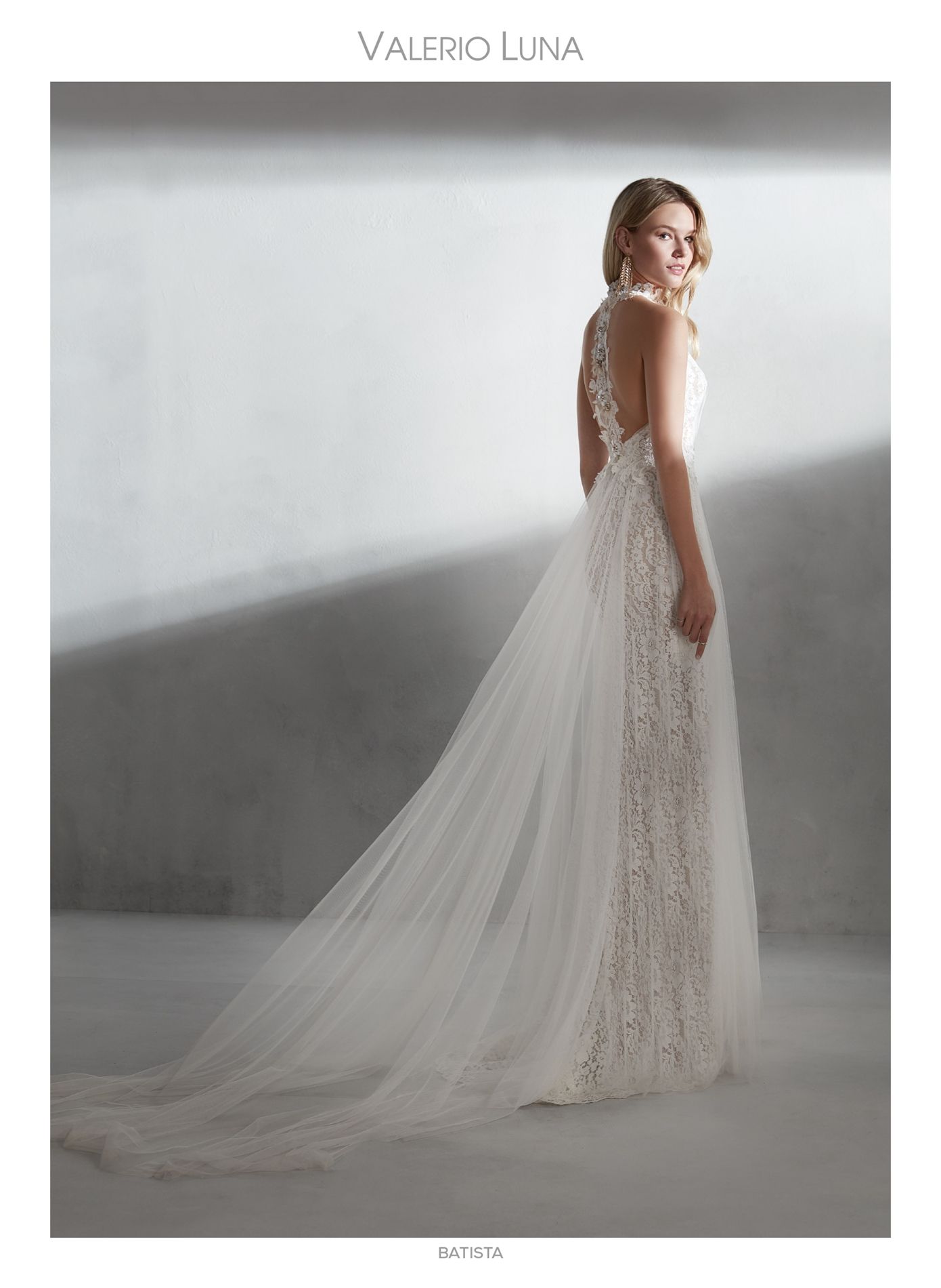 Modest Elegant Valerio Luno A Line Wedding Dresses Halter Sleeveless Crystal Lace Applique Wedding Gowns Sweep Train robe de mariée
