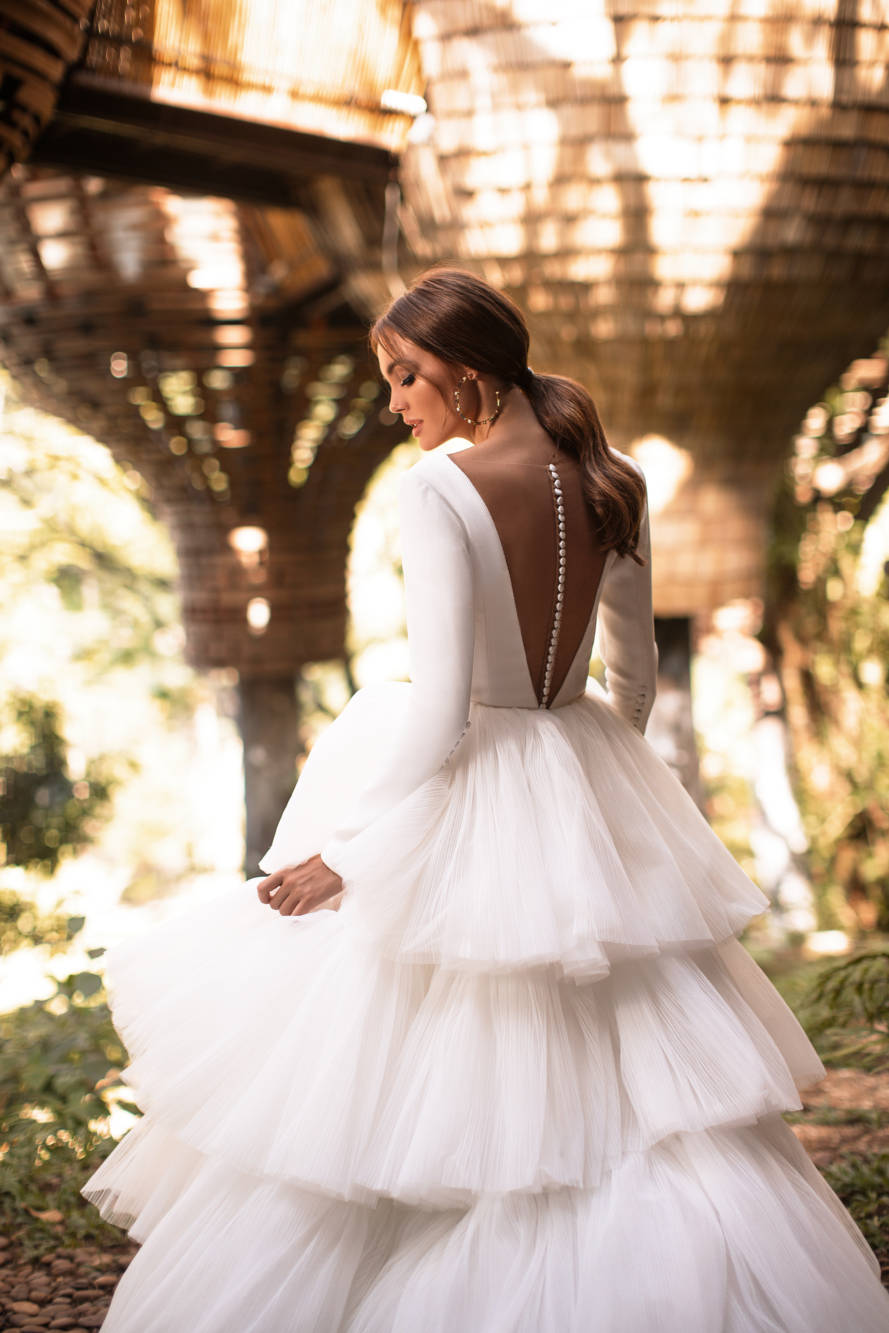 Backless Gorgeous Long Sleeves Wedding Dresses A E Sheer Deep V Neck Tiered Bridal Gowns Tulle Sweep Train Robe De Mari E