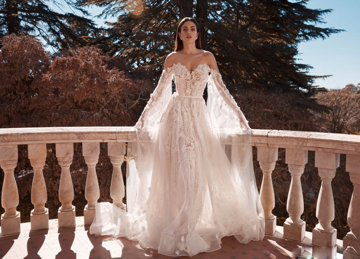 2020 A Line Wedding Dresses Strapless Applique Wedding Gowns Sweep Train Bridal Gowns Vestidos De Novia