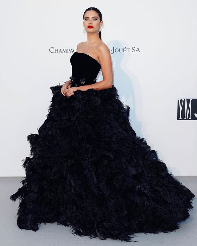 Black Feather Evening Dresses Strapless Puffy Fur Prom Gowns Long Special Occasion Dress Sweep Train vestidos de quinceañera