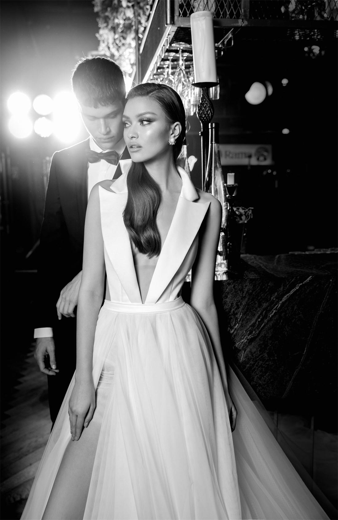 Sexy Tulle Beach Wedding Dresses Peaked Deep V Neck Court Train Side Split Bridal Gowns Sleeveless vestido de novia Cheap
