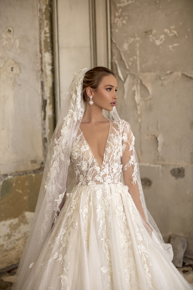 Beach Wedding Dresses Deep V Neck Long Sleeves Lace Appliques Country Bridal Gowns A Line Sweep Train Boho Wedding Dress Plus Size