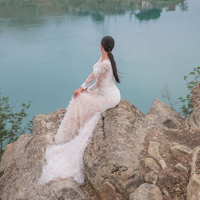 2020 New Arrival Mermaid Wedding Gowns Jewel Neck Long Sleeve Tulle Lace Feather Wedding Dresses Sweep Length Applique Zipper Bridal Gowns