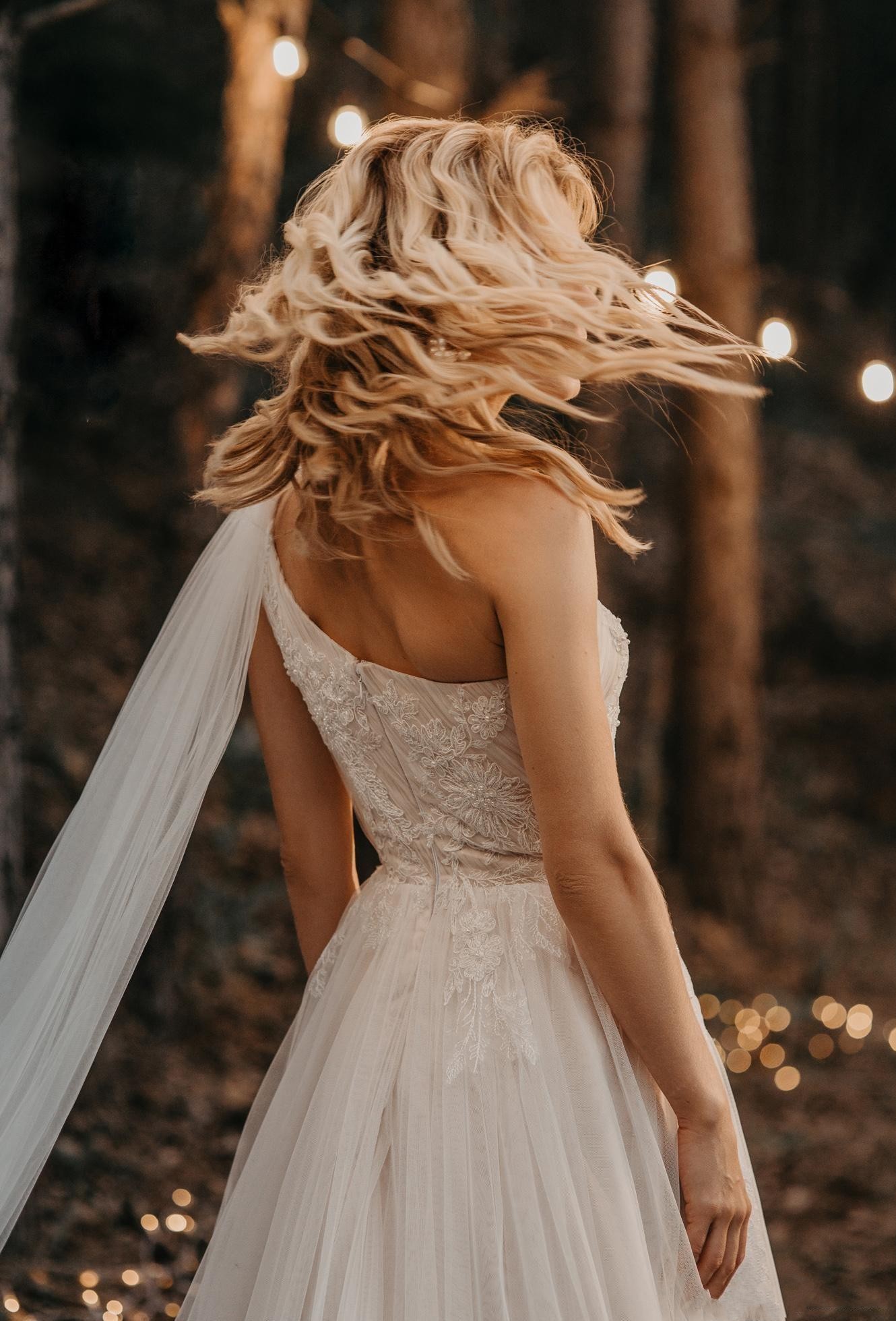 New Country Bohemian A Line Wedding Dresses One Shoulder Lace Appliques Pearls Sweep Train Tulle Plus Size Formal Boho Beach Bridal Gowns