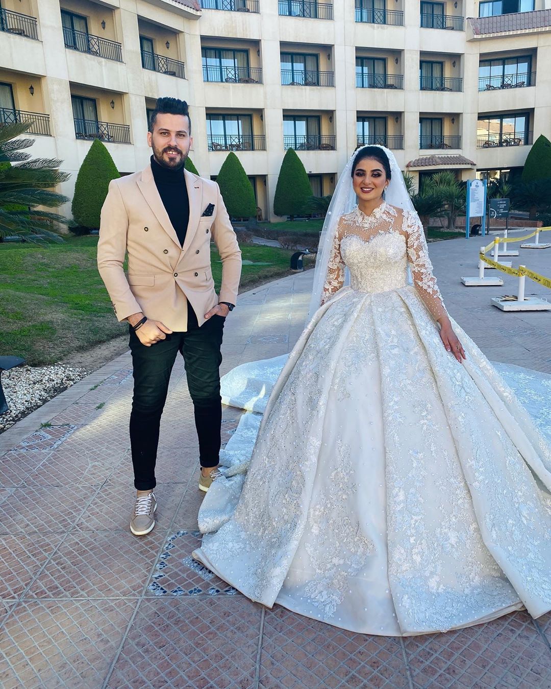 2020 Plus Size Arabic Aso Ebi Sparkly Sexy Vintage Wedding Dresses Lace Crystals Bridal Dresses Long Sleeves Wedding Gowns ZJ506