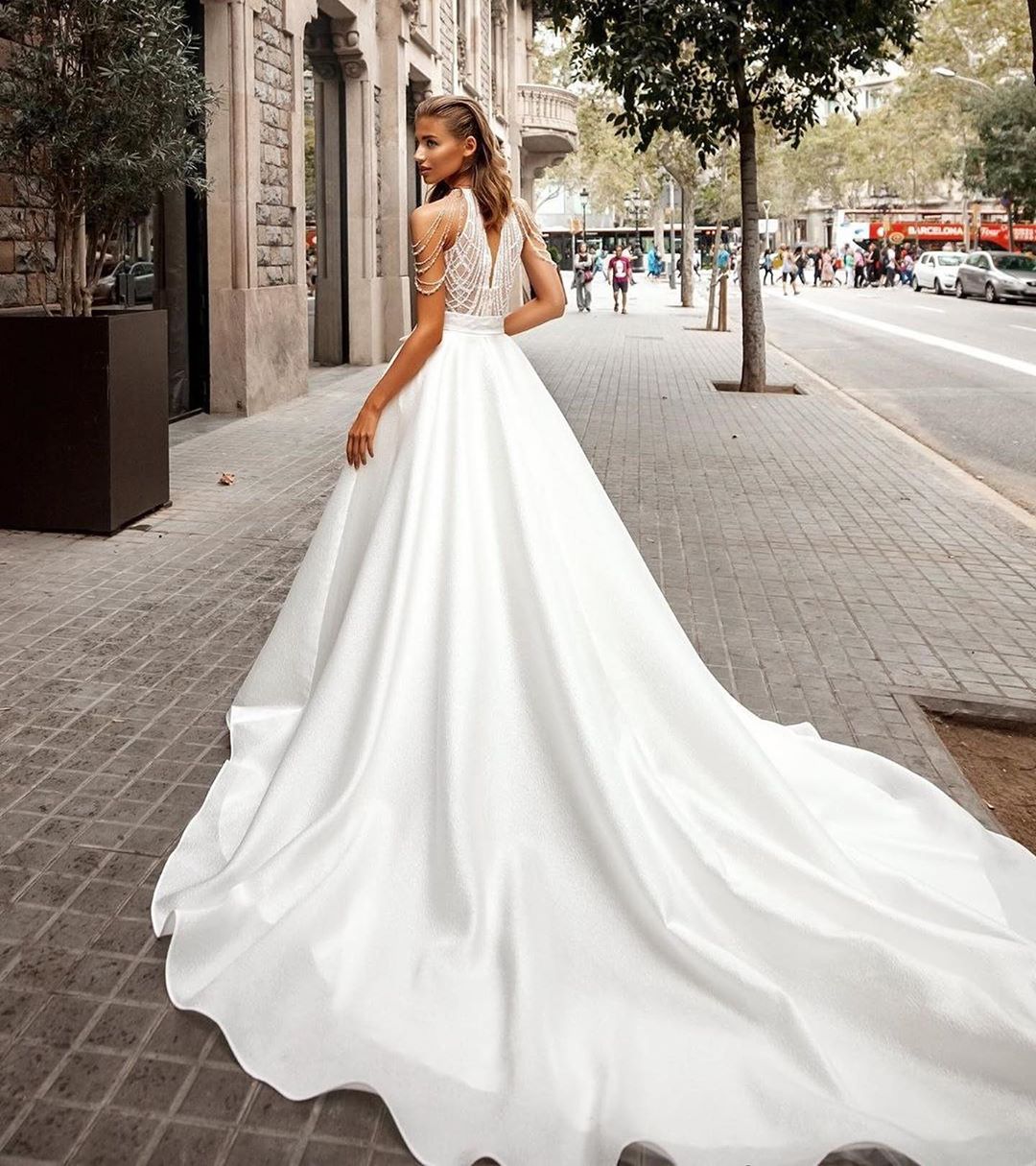 Line Classy A Beading Wedding Dresses Halter Neck Sleeveless Keyhole Back Bridal Gowns Sweep Train Satin Robe De Marie