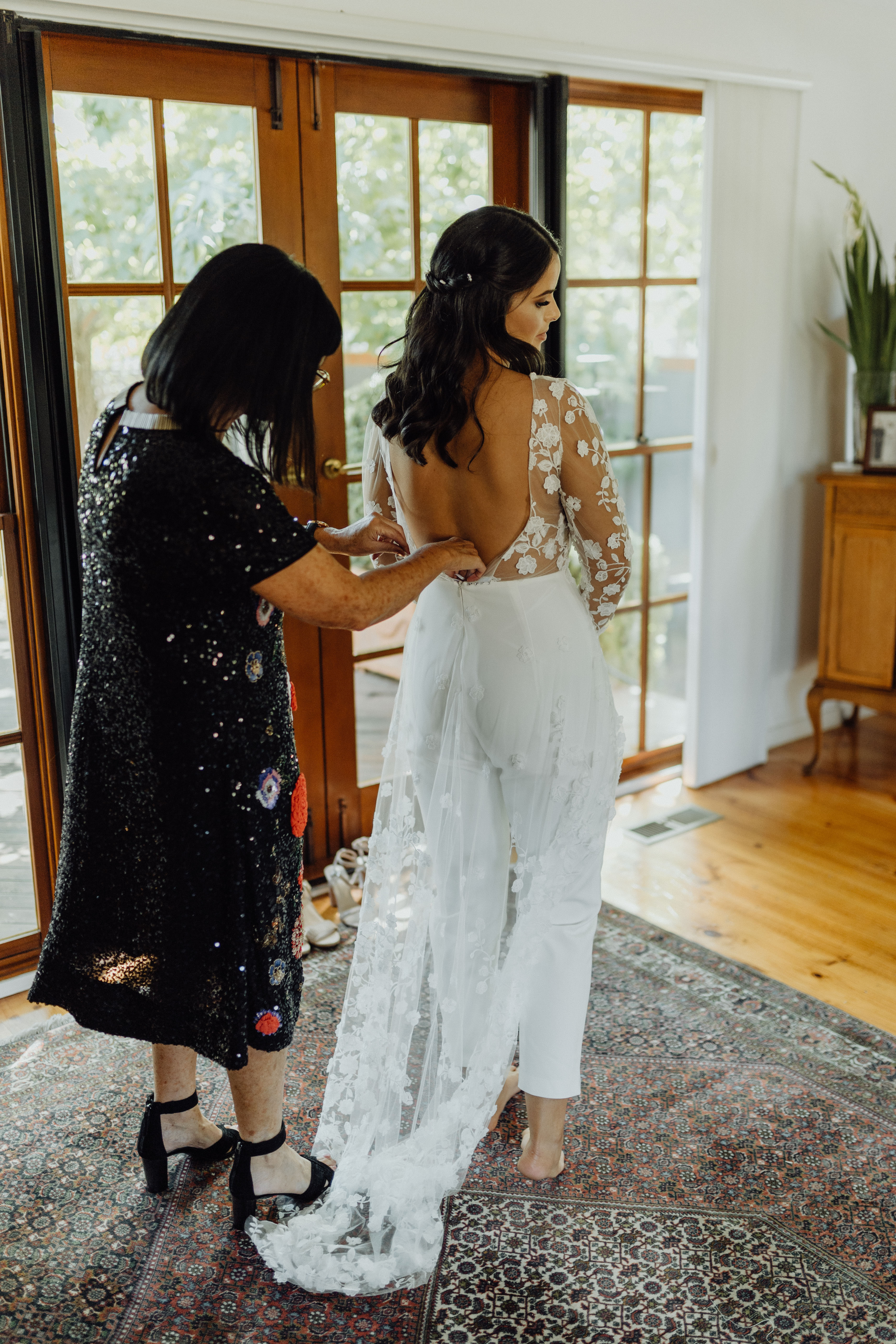 2020 Fashion Wedding Jumpsuits Jewel Neck Lace Appliques Bridal Pants Suit Beach Wedding Dress Long Sleeve Vestidos De Novia