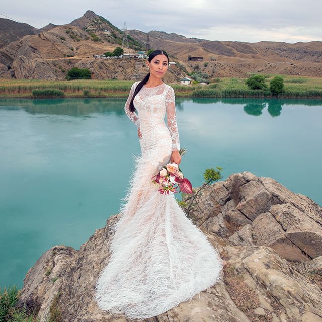 2020 New Arrival Mermaid Wedding Gowns Jewel Neck Long Sleeve Tulle Lace Feather Wedding Dresses Sweep Length Applique Zipper Bridal Gowns