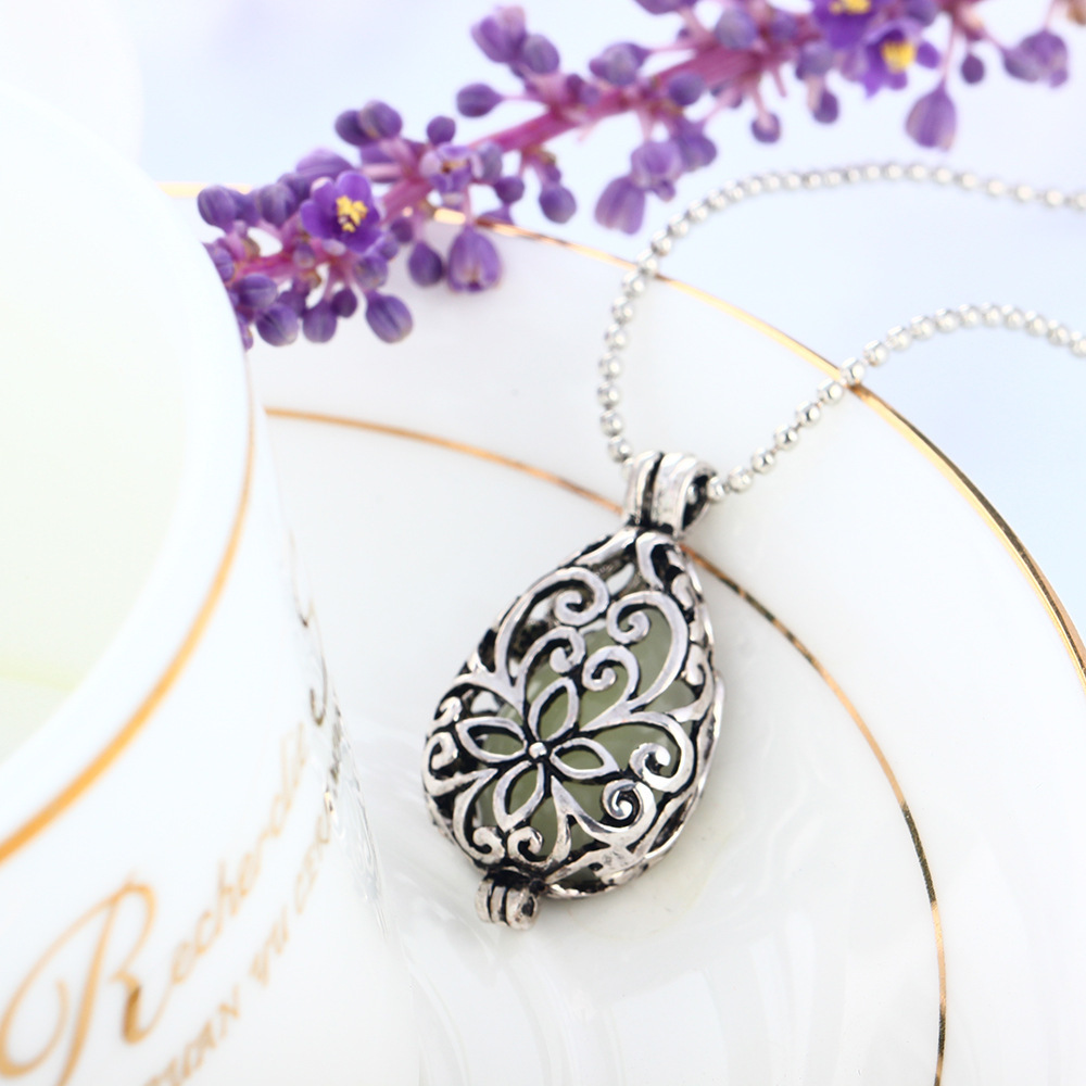 Ancient Silver Hollow Out Drip Night Decorative Pattern Light Pendeloque Cut Fluorescence Necklace Accessories
Ancient Silver Hollow Out Drip Night Decorative Pattern Light Pendeloque Cut Fluorescence Necklace Accessories