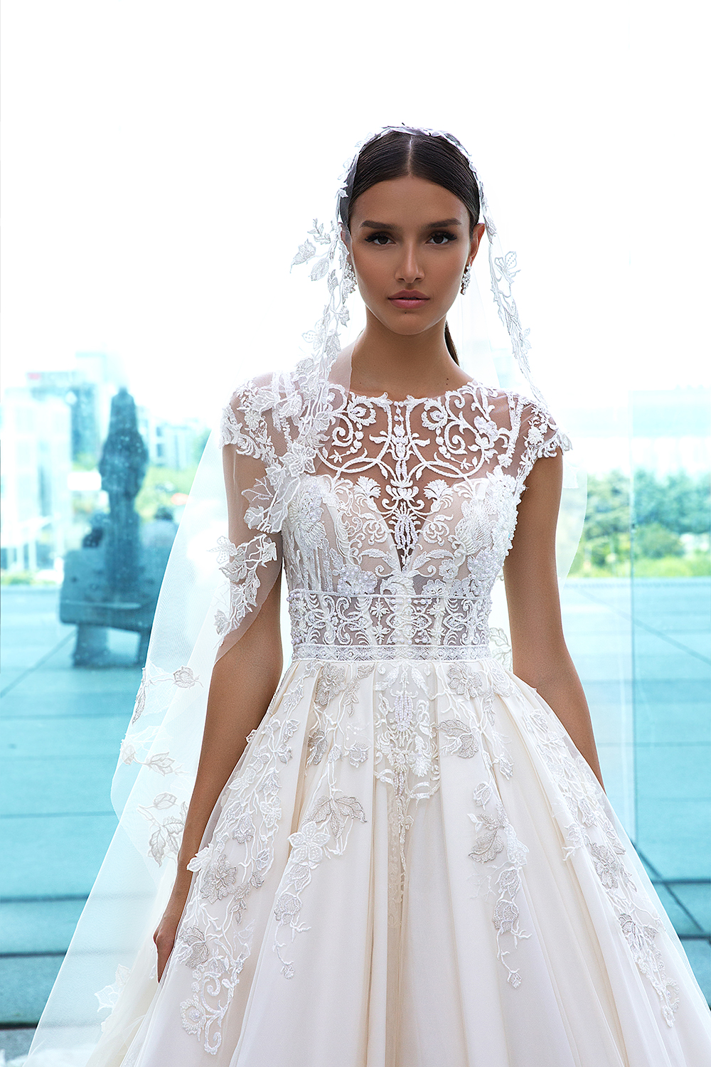 Stylish Lace Beaded Wedding Dresses Appliqued A e Sheer Bateau Neck Bridal Gowns Buttons Back Chapel Train Tulle vestido de novia