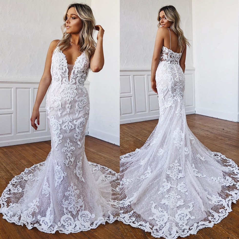 Lace Amazing Mermaid Wedding Dresses Sheer Plunging Neck Appliqued Covered Buttons Back Bridal Gowns Sweep Train Trumpet Robe De Marie