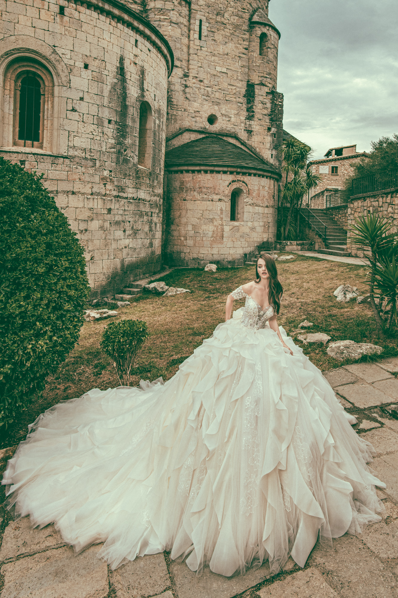 Modest Bohemian Corona Borealis Ball Gown Wedding Dresses Short Sleeve Tulle Lace Pearls Crystal Wedding Gowns Sweep Train robe de mariée