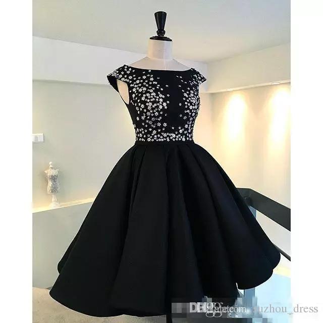 2022 Arrival Little Black Dresses A Line Beaded Cocktail Sexy Backless Ruffles Ball Gown Short Party Prom Homecoming robes de soirée, White
2022 Arrival Little Black Dresses A Line Beaded Cocktail Sexy Backless Ruffles Ball Gown Short Party Prom Homecoming robes de soirée, White