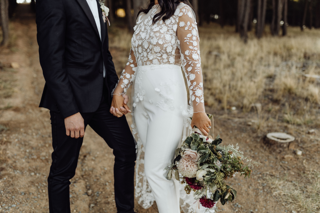 2020 Fashion Wedding Jumpsuits Jewel Neck Lace Appliques Bridal Pants Suit Beach Wedding Dress Long Sleeve Vestidos De Novia