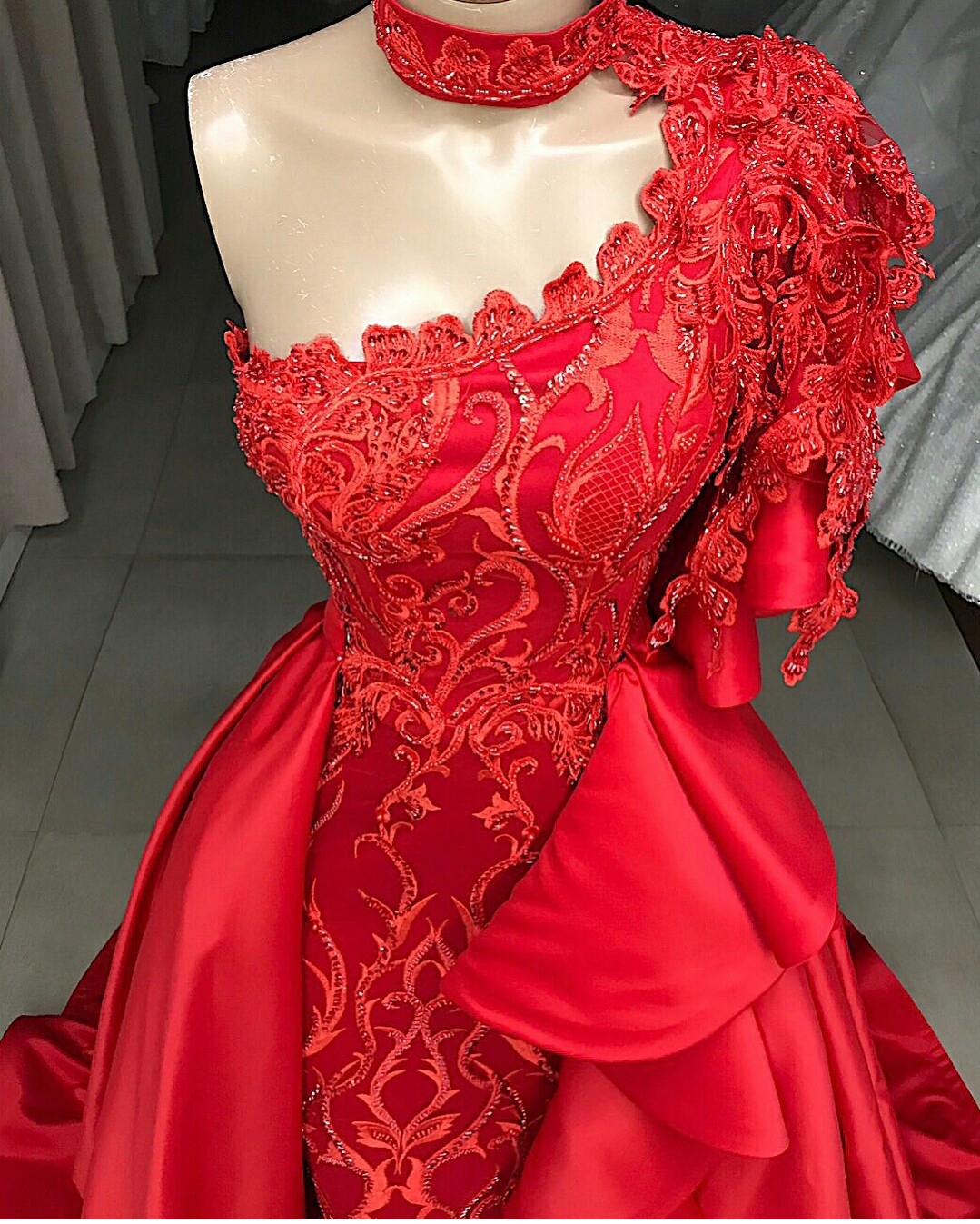 Halter Mermaid Party Dresses With Detachable Train Sleeveless Appliqued Beaded Evening Dress Ruffle Sweep Train Custom Made Party Gown