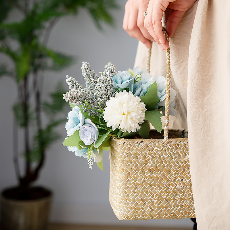 Wedding Decor Hand Tie Silk Flower Bouquet Plastic Fake Flower Living Room Bedroom Home Furnishings Holding Artificial Flowers
Wedding Decor Hand Tie Silk Flower Bouquet Plastic Fake Flower Living Room Bedroom Home Furnishings Holding Artificial Flowers