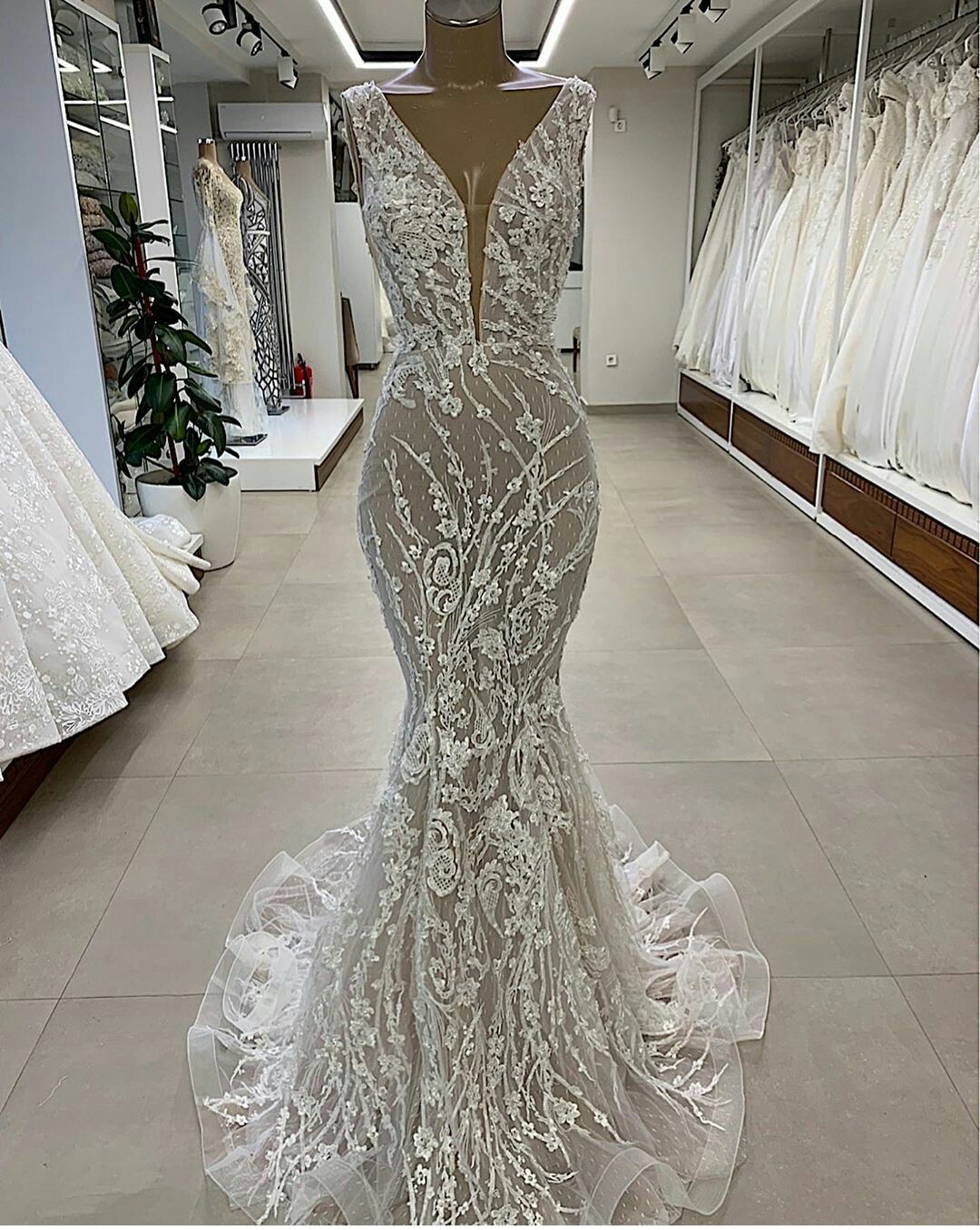 gorgeous mermaid wedding dresses lace appliqued beaded v neck elegant bridal dress sweep train wedding gowns