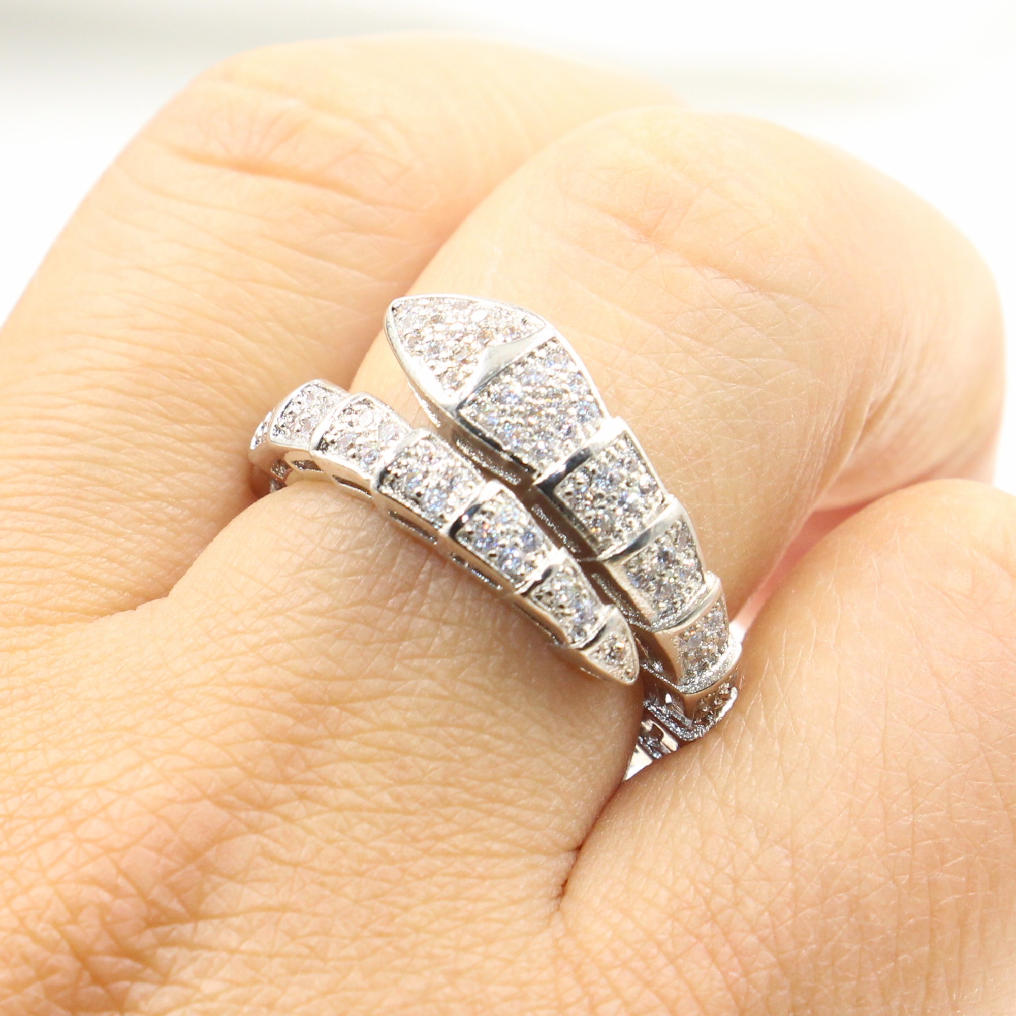 Punk Vintage Fashion Jewelry 10KT White Gold Fil Pave White Sapphire CZ Diamond Gemstones Party Eternity Ring Women Wedding Snake Band Ring