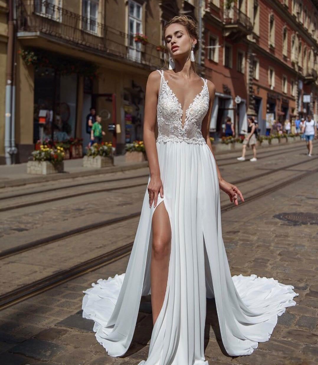 A Charming E Beaded Backless Wedding Dresses Sheer Deep V Neck Side Split Bridal Gowns Appliqued Sweep Train Chiffon Robes De Mari E
