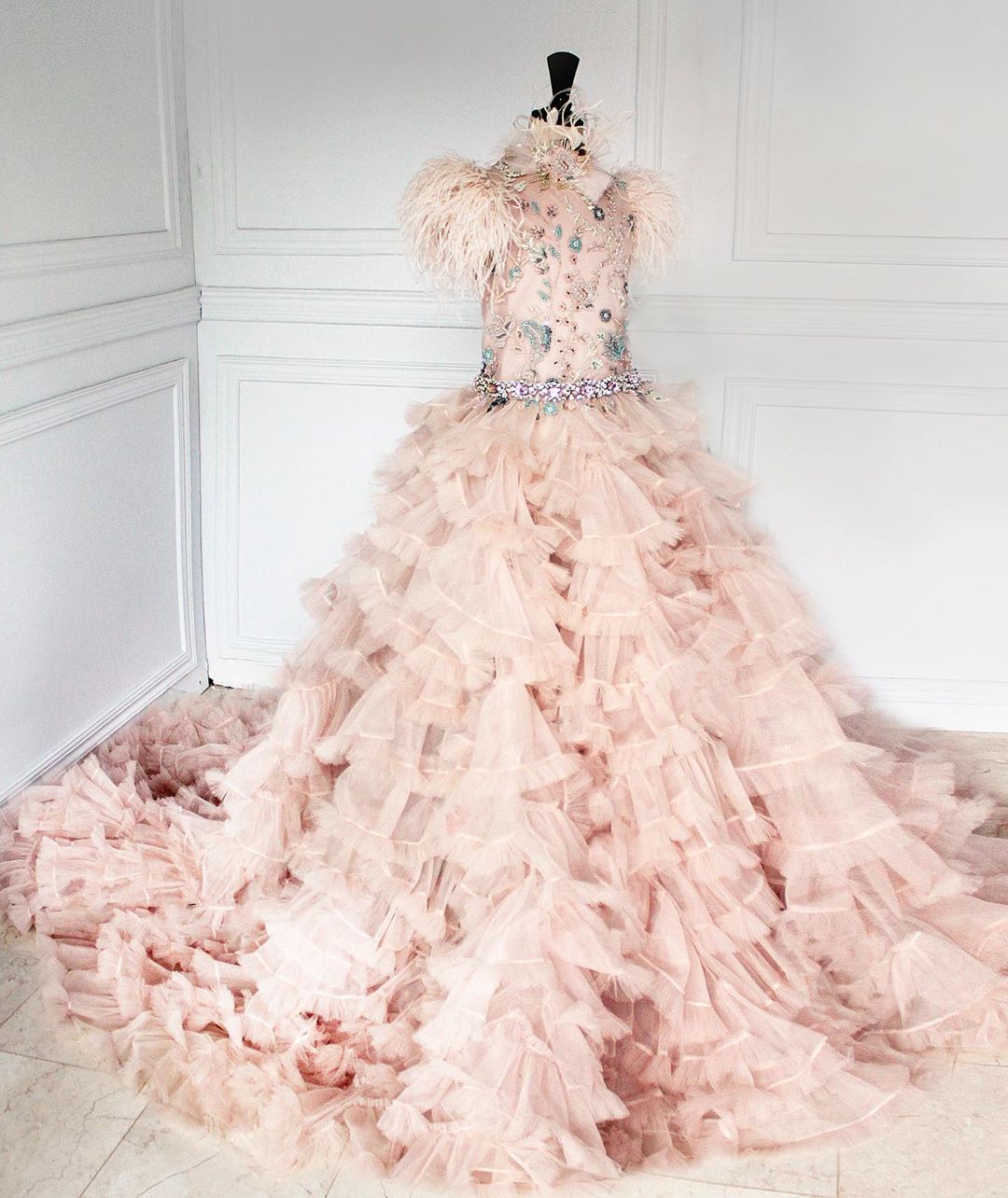 Amazing Feather Little Girls Pageant Dresses Appliqued A Line Beaded Flower Girl Dress For Wedding Tulle Tiered First Communion Gowns 415