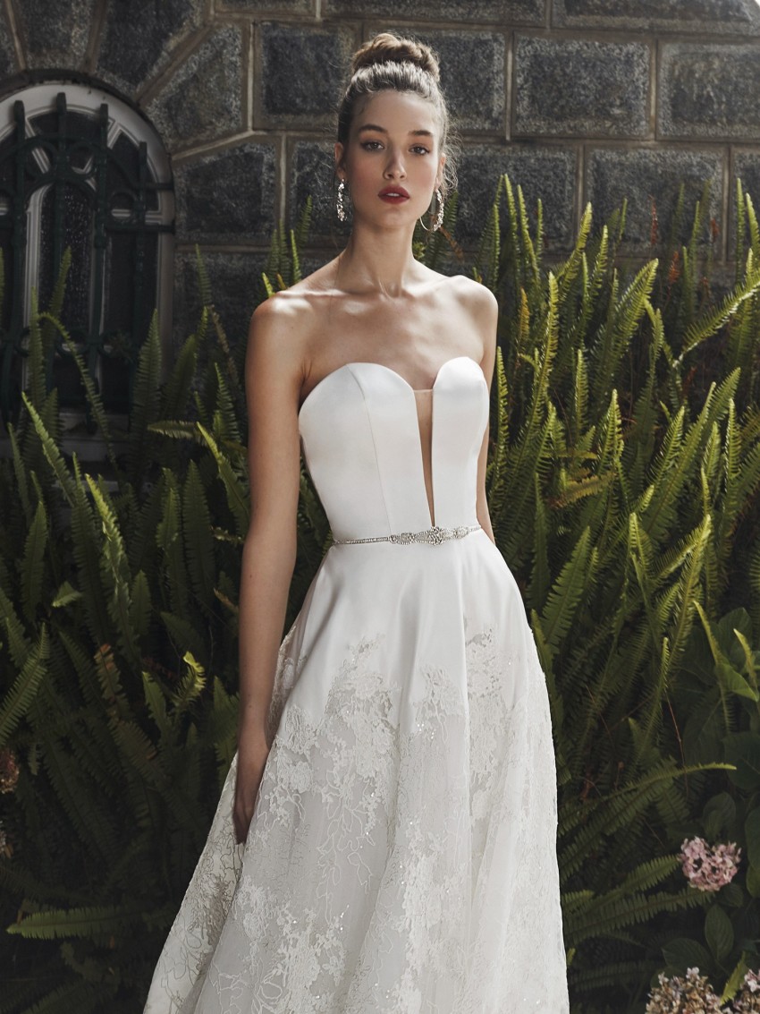 A Amazing E Lace Beaded Wedding Dresses Sheer Plunging Neck Sleeveless Bridal Gowns Sweep Train Plus Size Robes De Mari E