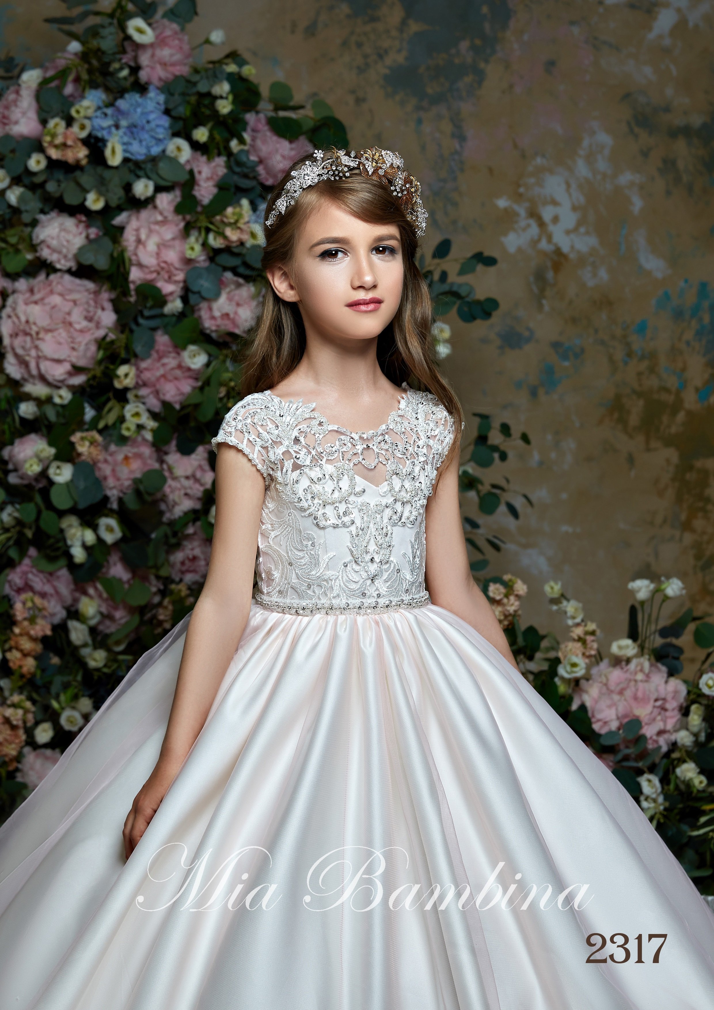 2020 Flower Girl Dresses Jewel Neck Appliqued Beaded Capped Sleeves Girl Pageant Gown Open Back Ruffle Sweep Train Girl Birthday Gowns