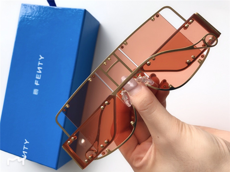 Wholesale- avant-garde sunglasses FENTY special design large frame protection square goggle top quality light color decorative eyewear, White;black
Wholesale- avant-garde sunglasses FENTY special design large frame protection square goggle top quality light color decorative eyewear, White;black