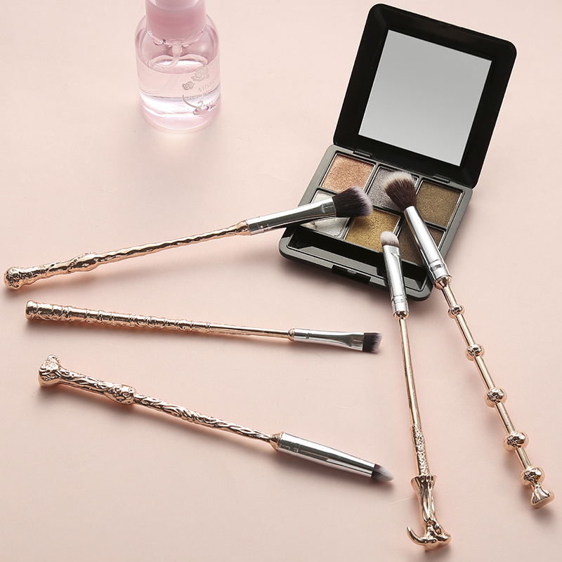 5PCS/Set Harry Makeup Brush Sets Magic Wand Eye Shadow Brush Beauty Comestic Potter Brush Tools Make Up Kits
5PCS/Set Harry Makeup Brush Sets Magic Wand Eye Shadow Brush Beauty Comestic Potter Brush Tools Make Up Kits