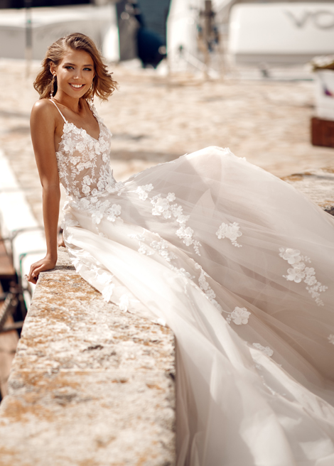 Sale A Hot Line Backless Lace Wedding Dresses Spaghetti Straps V Neck Bridal Gowns Sweep Train 3D Appliqued Tulle Vestidos De Novia ppliqued estidos