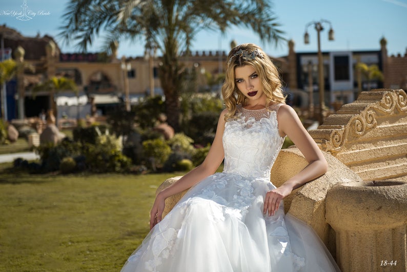 A Line Stylish Lace Appliqued Wedding Dresses Sheer Bateau Neck Sequined Bridal Gowns Tulle Sweep Train Robe De Marie ppliqued