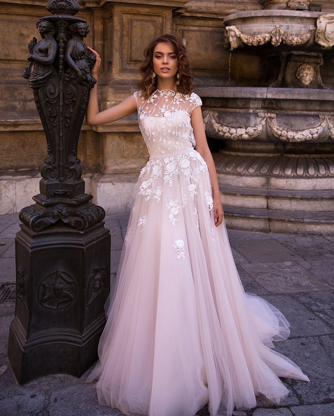 Lace Appliqued Charming Wedding Dresses Beaded Bateau Neck Bridal Gowns A Line Tulle Sweep Train Robe De Marie
