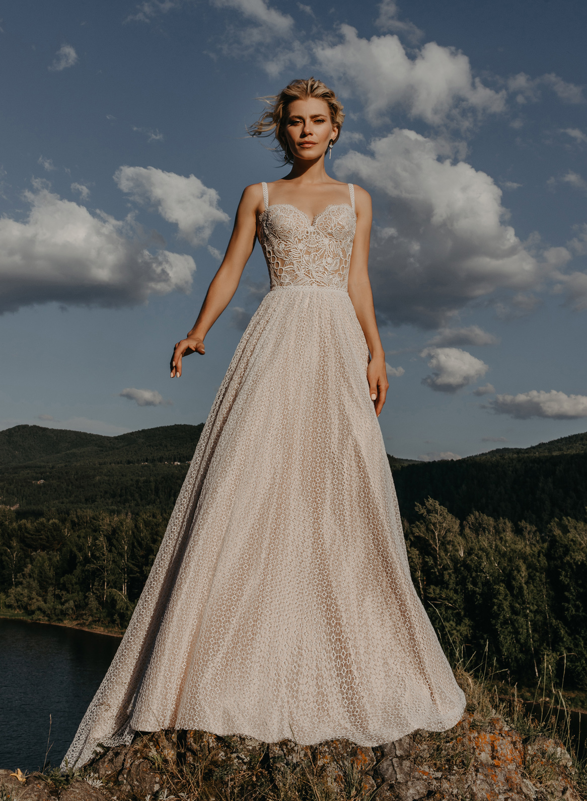 2020 Boho Wedding Dresses Spaghetti Simple Lace Appliqued Backless Sweep Train Beach Bridal Gowns Custom Made Robes De Mariée