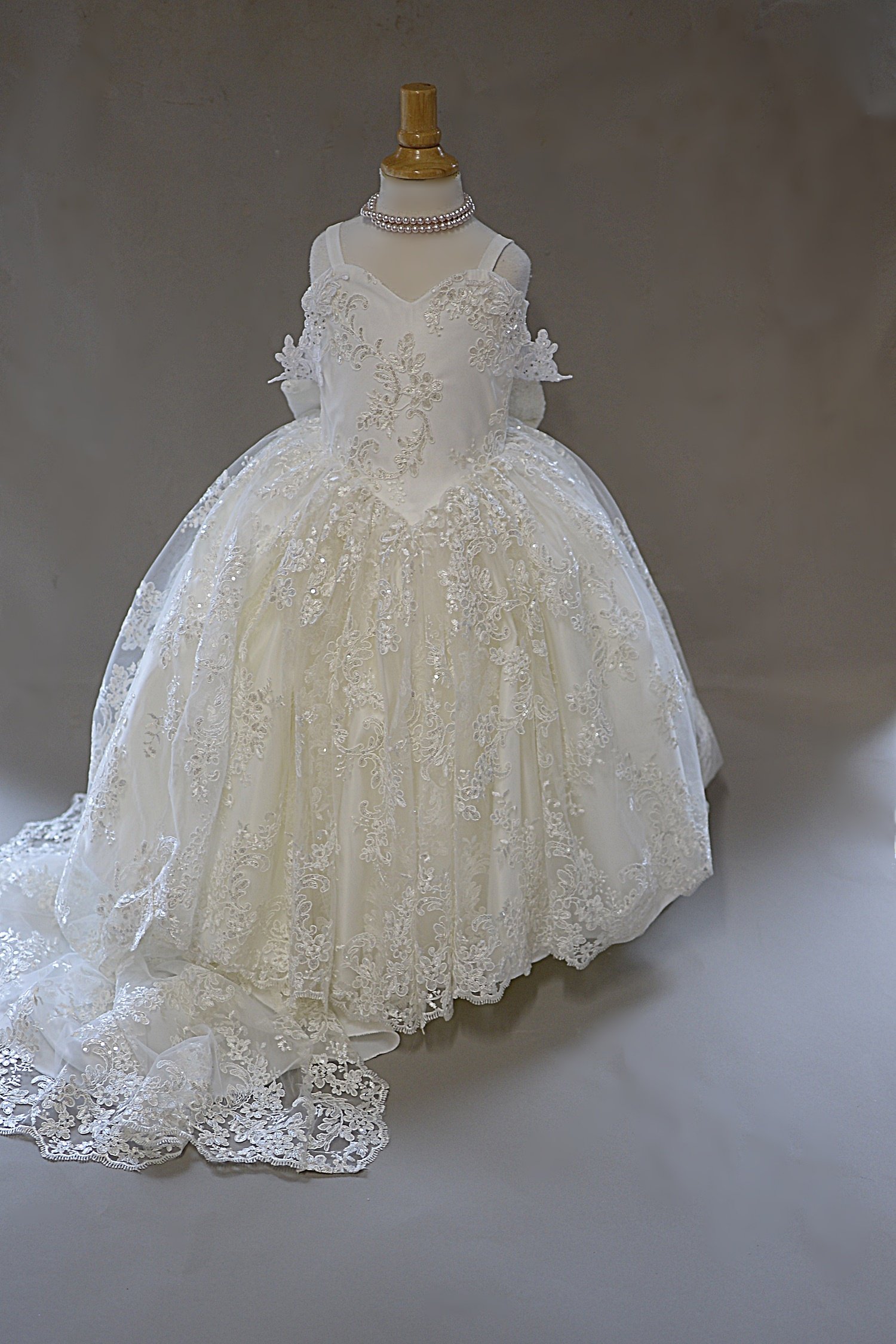 Modest Ball Gown Flower Girl Sweetheart Sleeveless Tulle Lace Applique Ruched Wedding Dress Sweep Train Girl's Birthday Part 0508