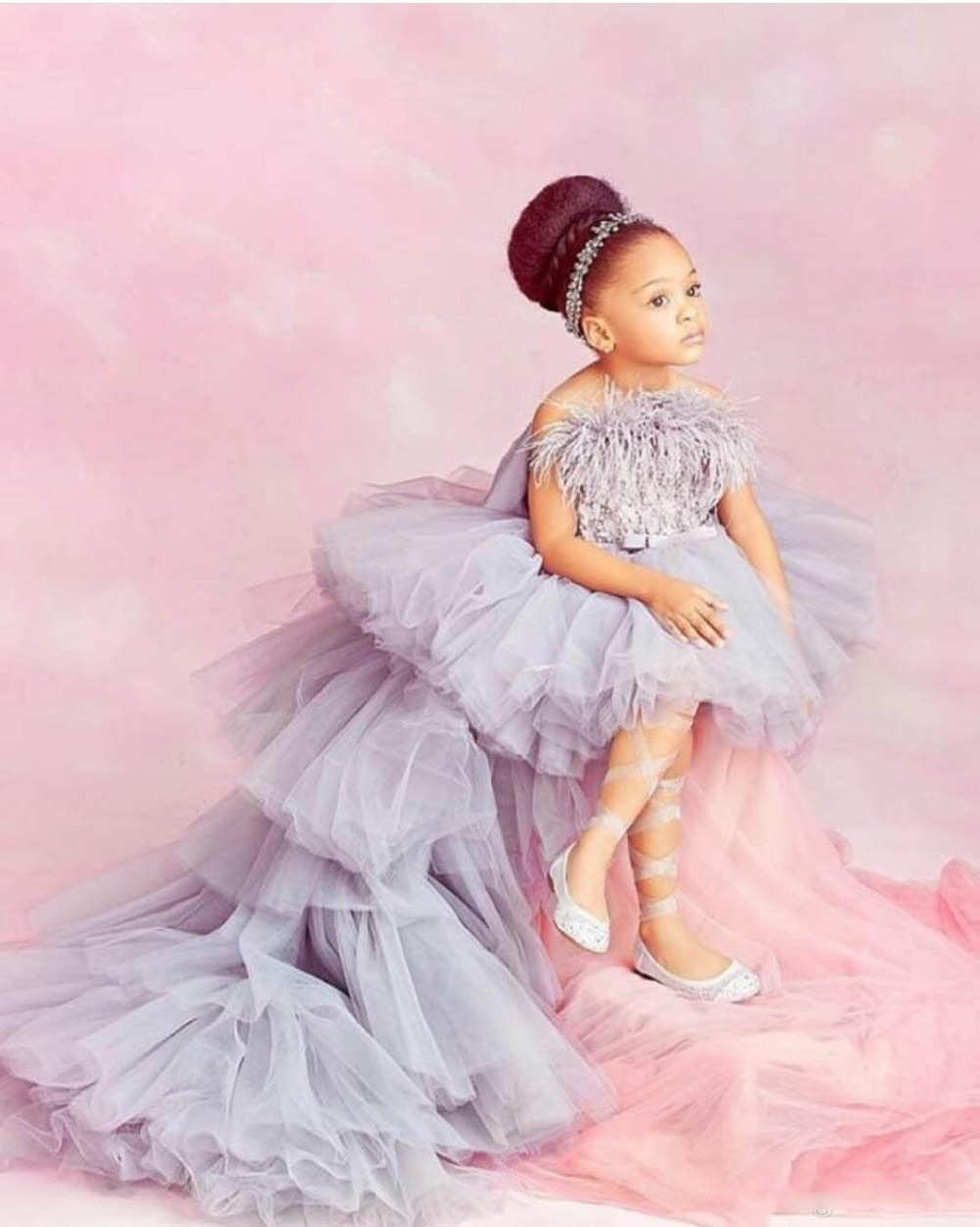 2020 High Low Flower Girl Dresses For Wedding Lace Appliqued Tiered Skirts Little Girls Pageant Dress Feather Communion Dresses