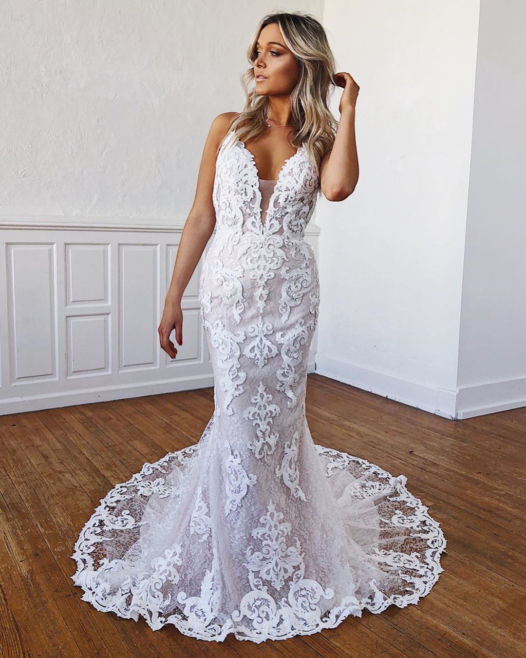 Lace Amazing Mermaid Wedding Dresses Sheer Plunging Neck Appliqued Covered Buttons Back Bridal Gowns Sweep Train Trumpet Robe De Marie