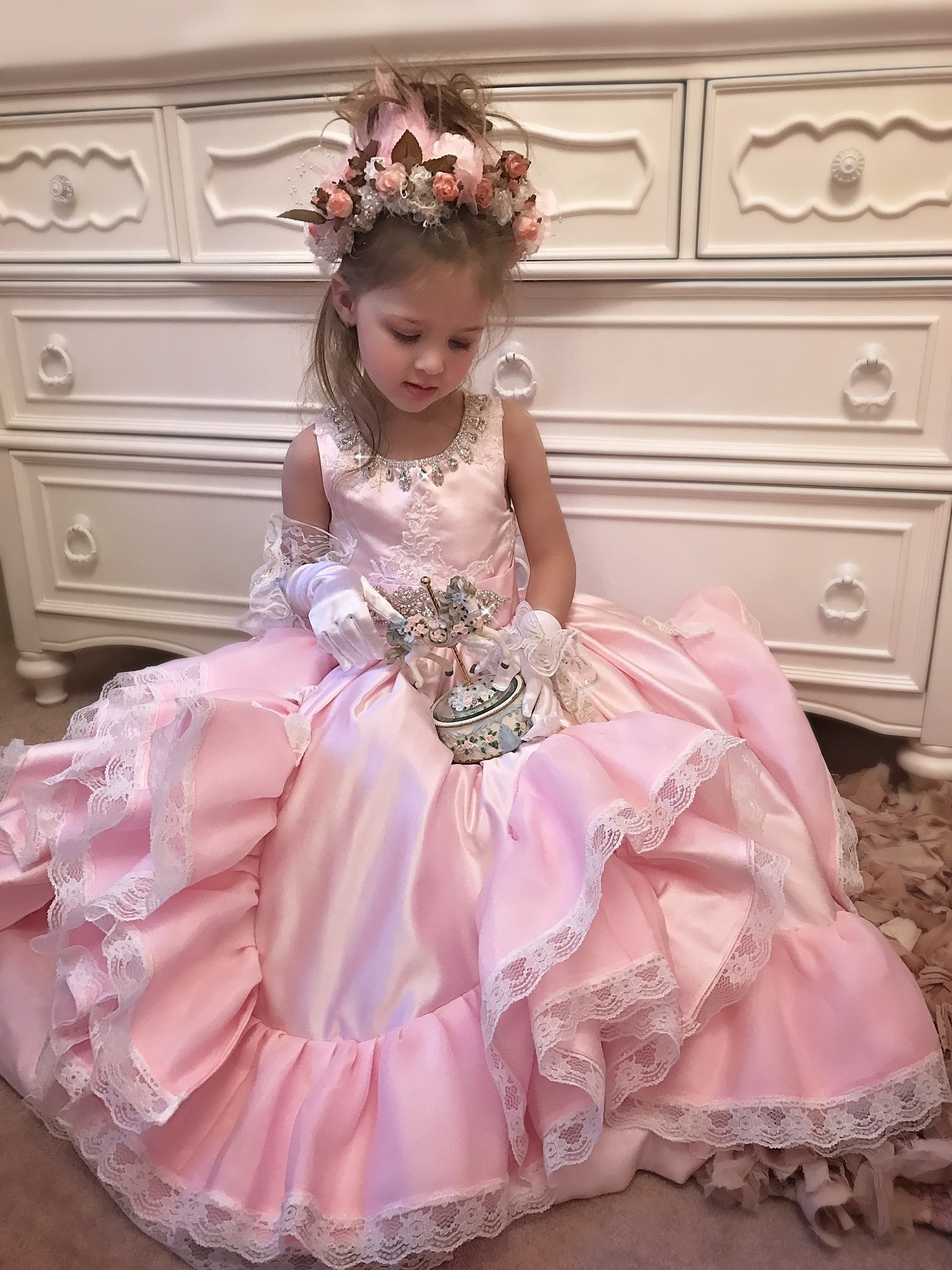 Cute Pink Flower Girl Dresses For Weddings Jewel Neck Lace Rhinestone Sash Girls Pageant Gowns Tutu First Holy Communion Dresses Party