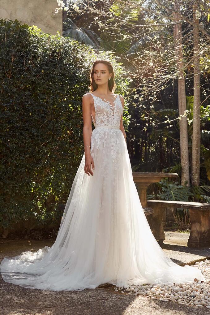 2019 Garden Country Wedding Dresses V Neck Lace Appliqued Sweep Train Belt Beach Wedding Dress Custom Made Plus Size Bridal Gowns
