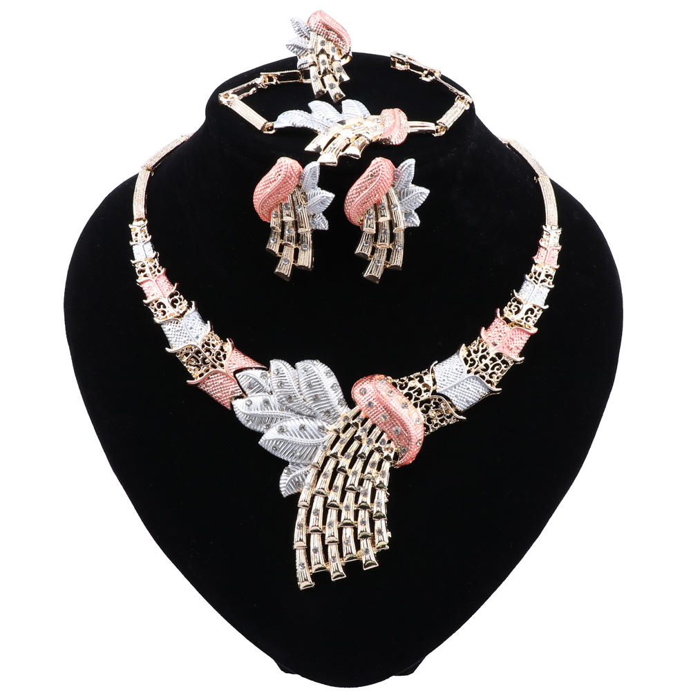 Dubai Jewelry Sets Gold Silver Wedding Necklace Earrings Bracelet Ring Set for Women Bridal Party Costume Accessories, Slivery;golden
Dubai Jewelry Sets Gold Silver Wedding Necklace Earrings Bracelet Ring Set for Women Bridal Party Costume Accessories, Slivery;golden