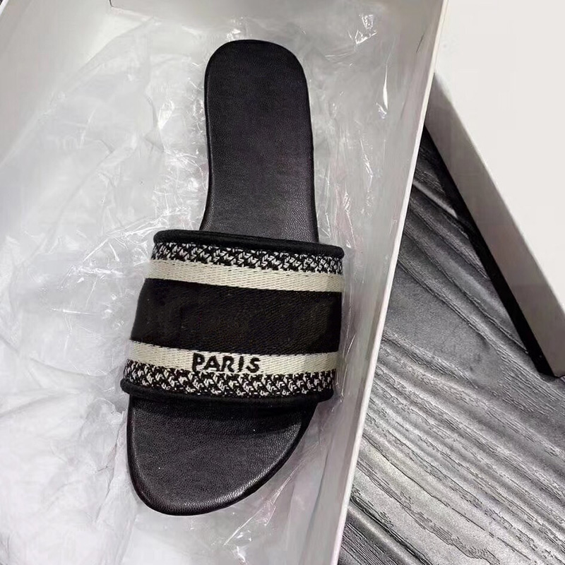 Hot sell joker fashion women shoes sandals Round head Canvas portable Outdoor beach Flats with low heels hard slipper shoes 35 to 40 yards, Black
Hot sell joker fashion women shoes sandals Round head Canvas portable Outdoor beach Flats with low heels hard slipper shoes 35 to 40 yards, Black