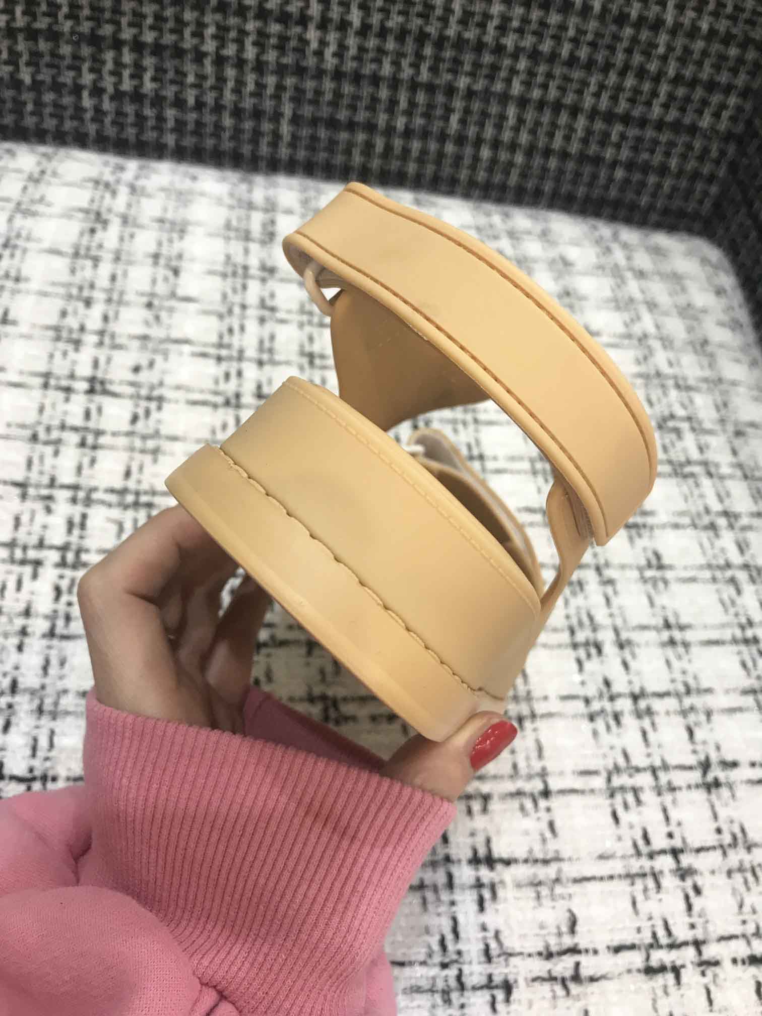 2020 Super hot new sandals, women's sandals, women's sandal, Velcro flat sandal,with box size:35-41, Black
2020 Super hot new sandals, women's sandals, women's sandal, Velcro flat sandal,with box size:35-41, Black