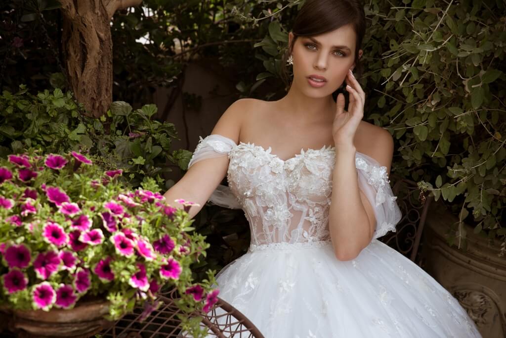 off shoulder wedding dresses 3d flower lace appliques tulle bridal gowns girls illusion backless sweep train robes de marie