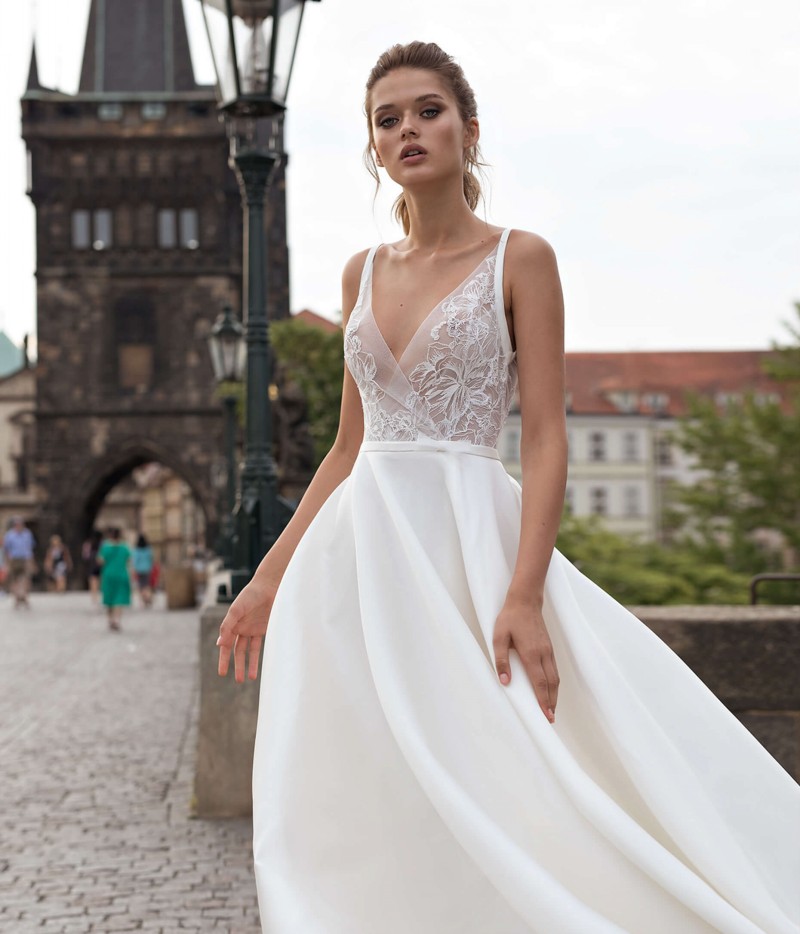 A Line Flawless Lace Beach Wedding Dresses Deep V Neck Bohemian Backless Bridal Gowns Sweep Train Robe De Marie