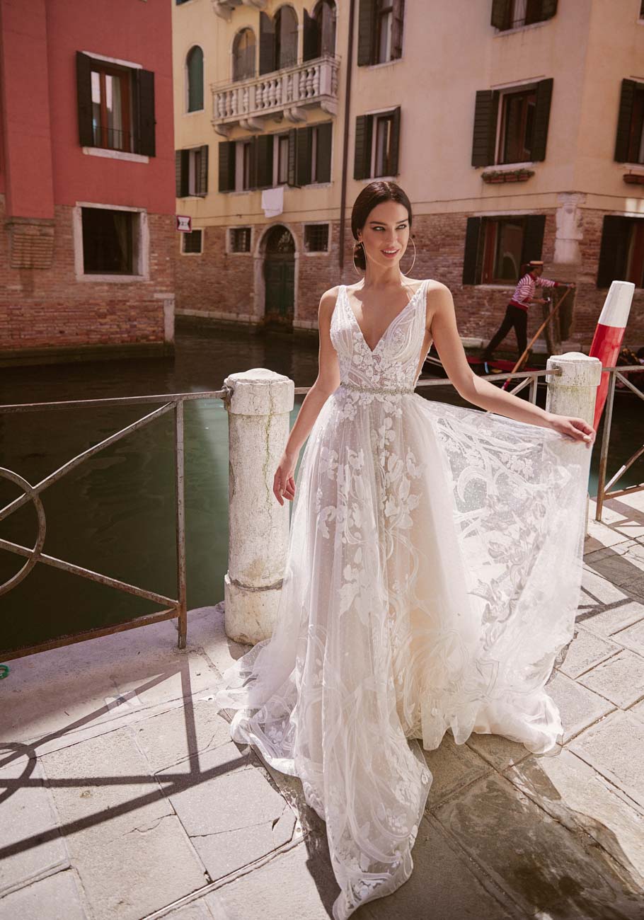 2020 Inbal Dror Wedding Dresses A Line Lace Appliqued V Neck Crystal Belt Bohemia Bridal Gowns Sweep Train Custom Made Vestidos de Novia