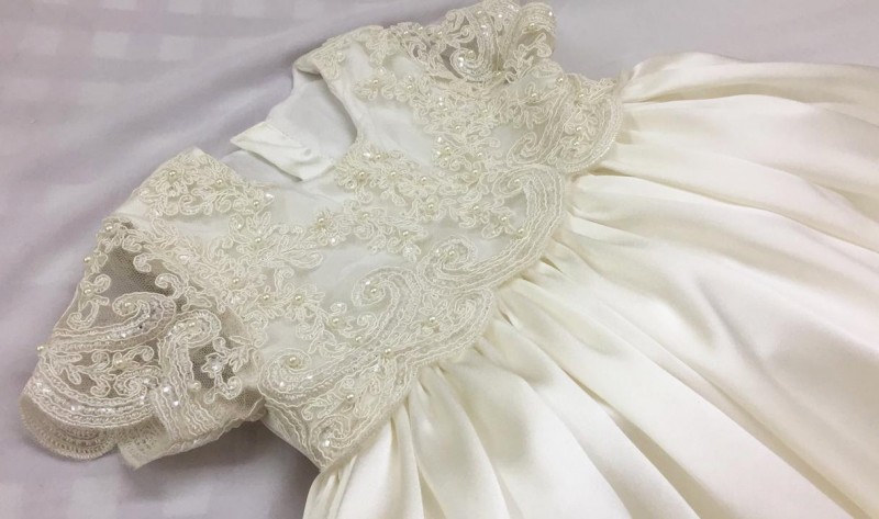 2019 New First Communication Dress Short Sleeve Christening Gowns For Baby Girls Lace Appliqued Beads Pearls Baptism Dresses With Bonnet