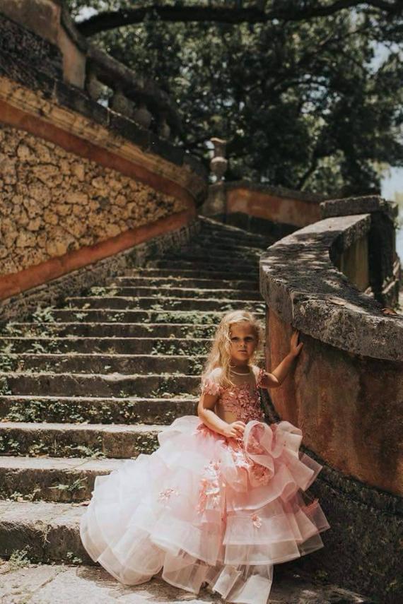 Pink Flower Girl Dresses For Wedding Jewel Neck Lace 3D Floral Appliqued A Line Puffy Girls Pageant Dress Tiered Skirts Short Sleeves