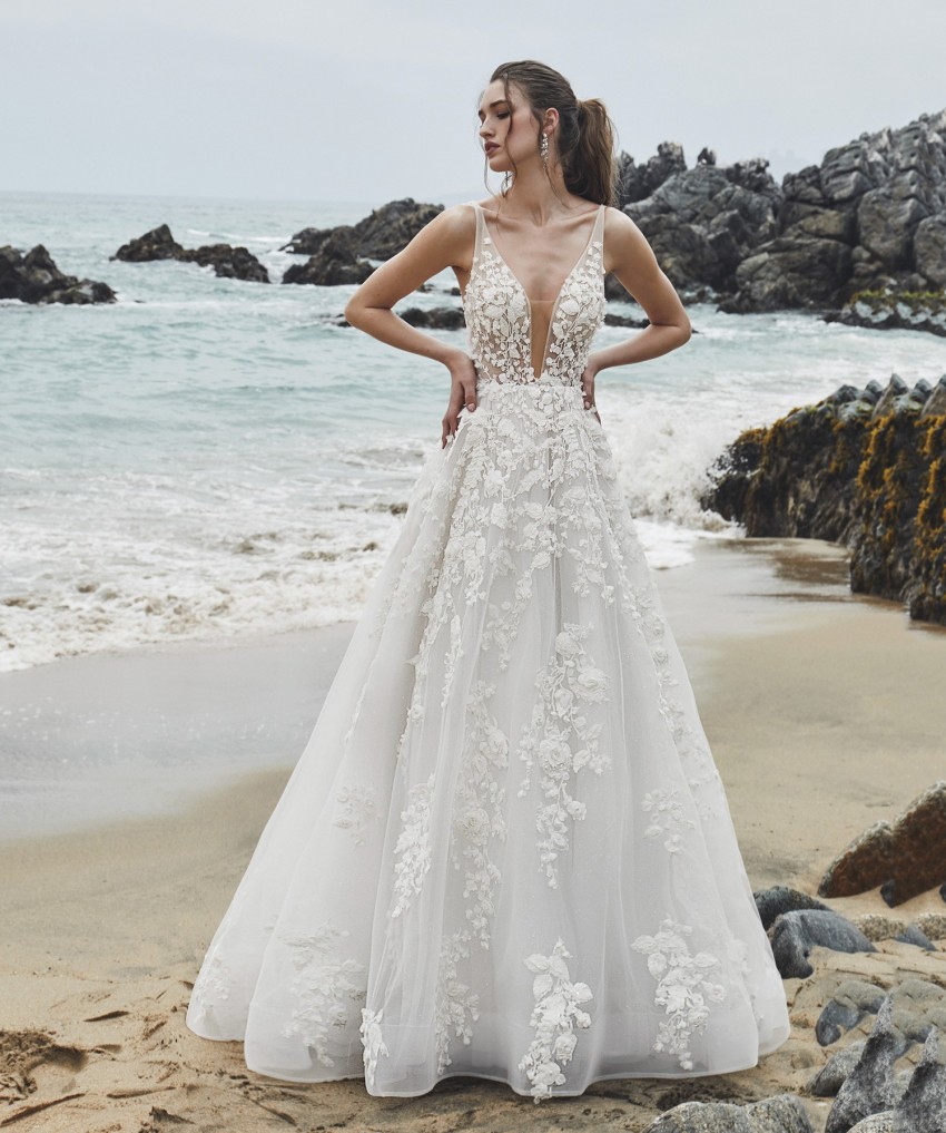 A Gorgeous E Lace Beach Wedding Dresses Sheer Plunging Neck Appliqued Backless Bridal Gowns Sweep Train Beaded Robes De Mari E