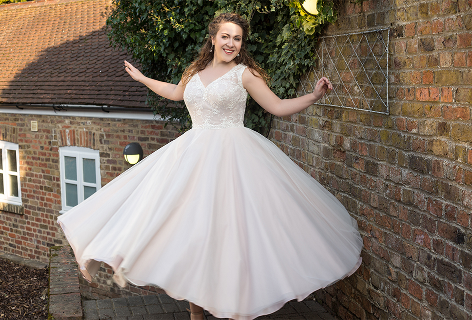 Plus Size Wedding Dresses Capped Shoulder V Neck Lace Applique A Line Bridal Dress Sweep Train Custom Made