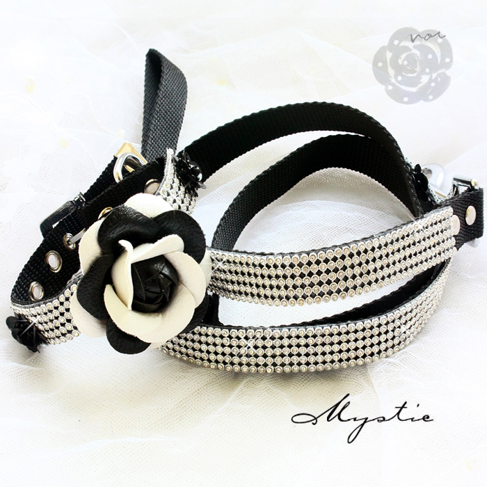 dog collar leashes set black and white Classic Camellia bling Imitation diamonds pet necklace accessories
dog collar leashes set black and white Classic Camellia bling Imitation diamonds pet necklace accessories