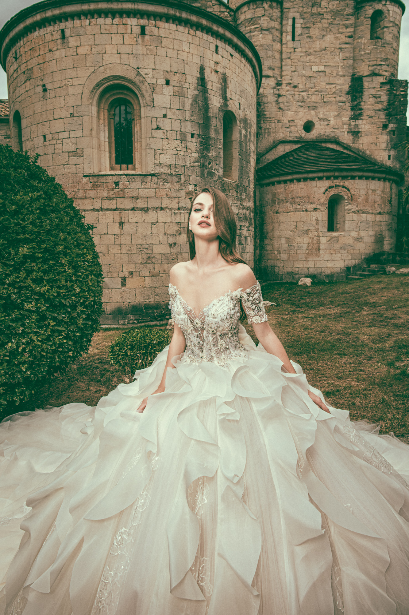 Modest Bohemian Corona Borealis Ball Gown Wedding Dresses Short Sleeve Tulle Lace Pearls Crystal Wedding Gowns Sweep Train robe de mariée