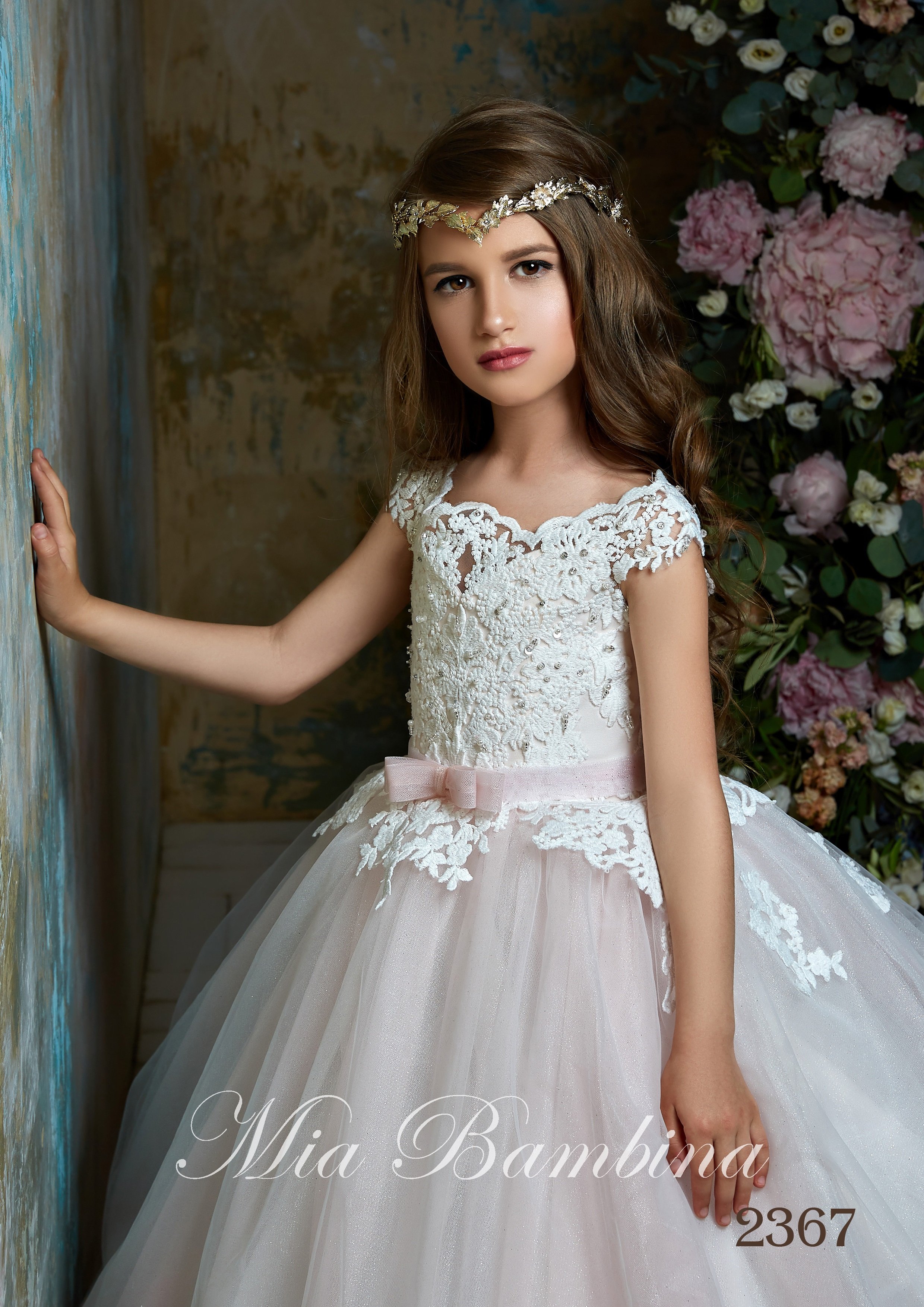 Flower Girl Dresses Off Shoulder Appliqued Beaded Sleeveless Girl Pageant Gown Bow Sash Ruffle Sweep Train Girl Birthday Gowns